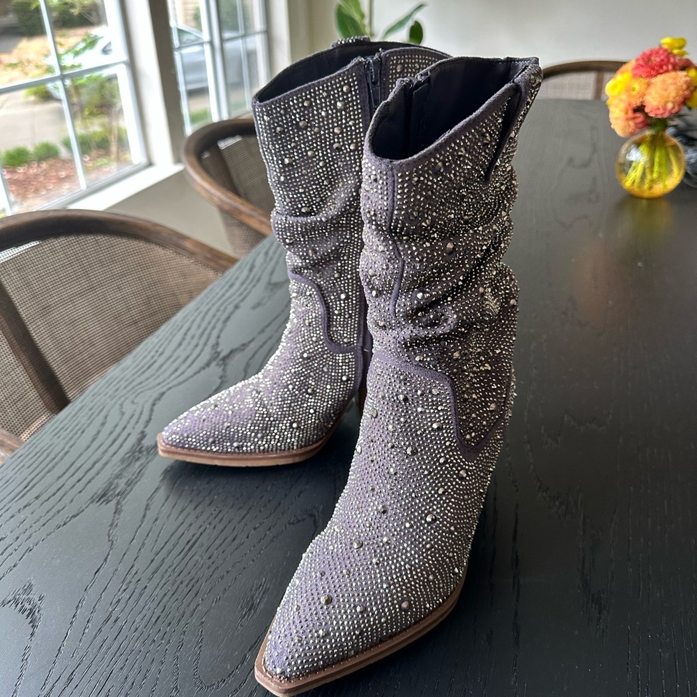 Women’s Rhinestone cowboy boots. Worn once. Like new.